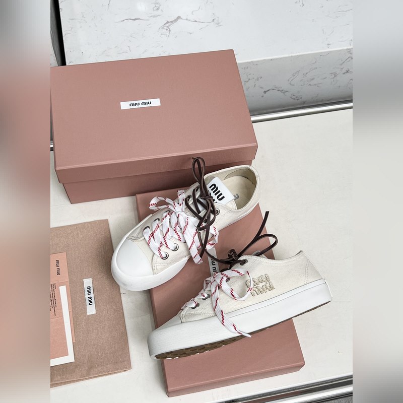 miumiu25年最新走秀款，經(jīng)典升級(jí) 舒適度與時(shí)髦度并存 經(jīng)典黑白款百搭 軟底