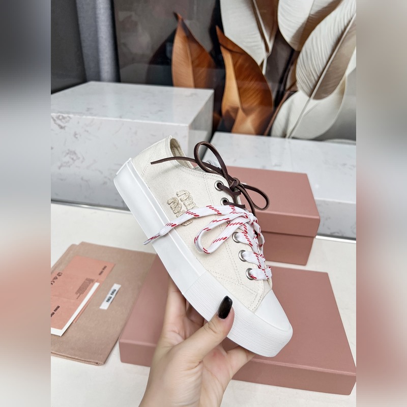 miumiu25年最新走秀款，經(jīng)典升級(jí) 舒適度與時(shí)髦度并存 經(jīng)典黑白款百搭 軟底