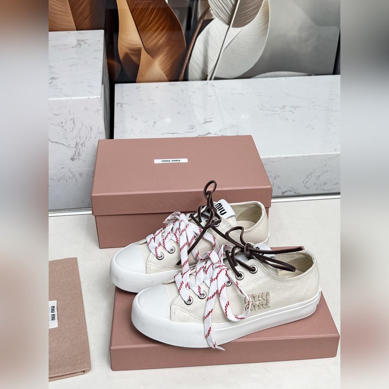 miumiu25年最新走秀款，經(jīng)典升級(jí) 舒適度與時(shí)髦度并存 經(jīng)典黑白款百搭 軟底