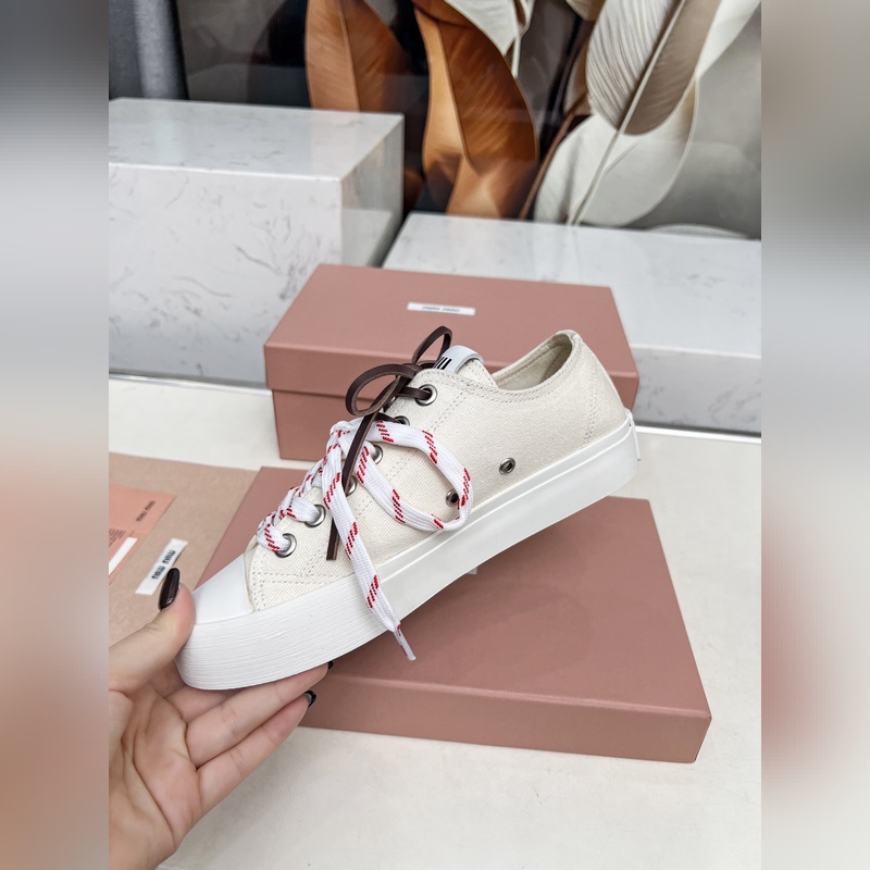 miumiu25年最新走秀款，經(jīng)典升級(jí) 舒適度與時(shí)髦度并存 經(jīng)典黑白款百搭 軟底