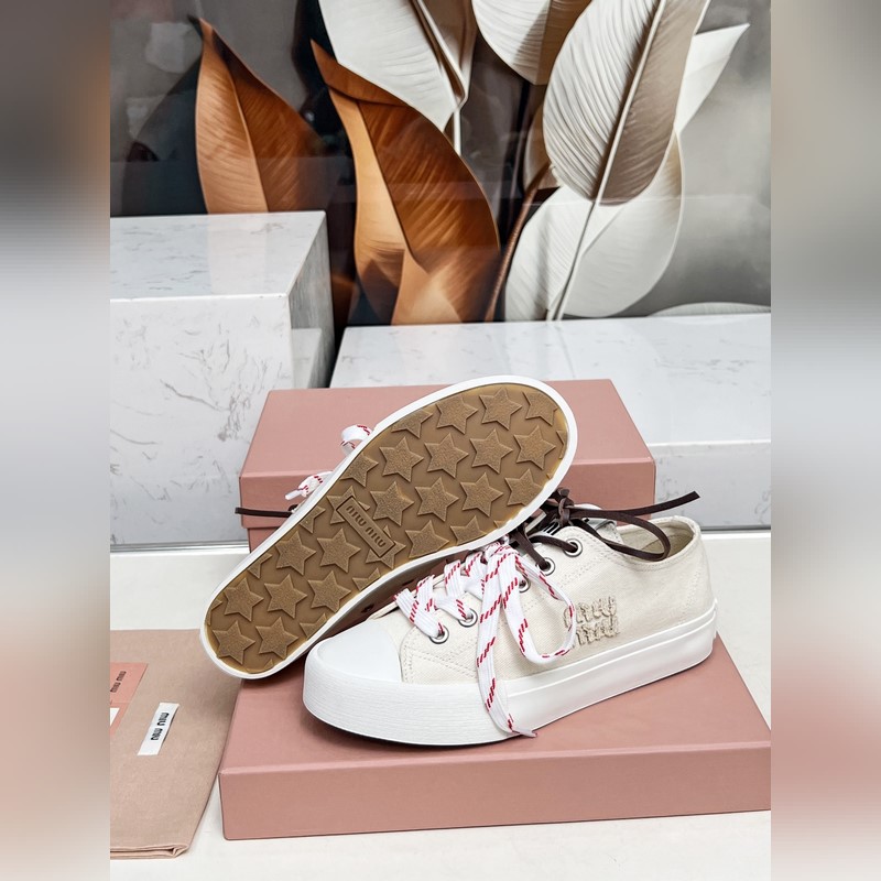 miumiu25年最新走秀款，經(jīng)典升級(jí) 舒適度與時(shí)髦度并存 經(jīng)典黑白款百搭 軟底