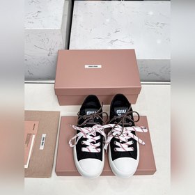 miumiu25年最新走秀款，經典升級 舒適度與時髦度并存 經典黑白款百搭 軟底