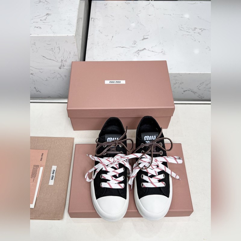 miumiu25年最新走秀款，經典升級 舒適度與時髦度并存 經典黑白款百搭 軟底