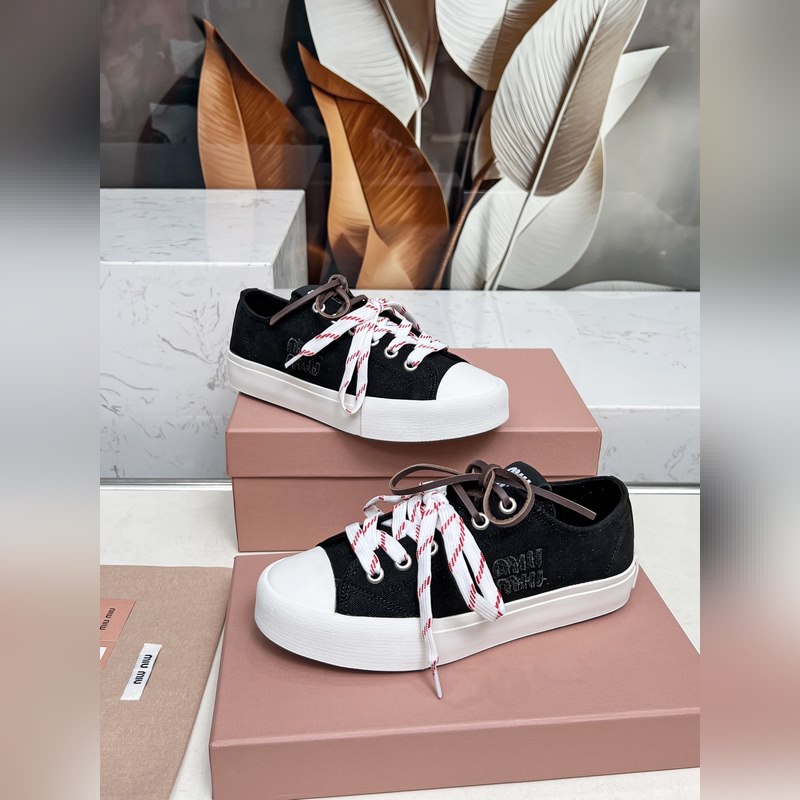 miumiu25年最新走秀款，經典升級 舒適度與時髦度并存 經典黑白款百搭 軟底