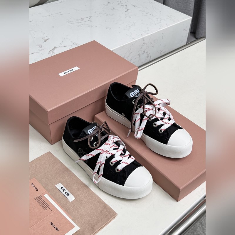 miumiu25年最新走秀款，經典升級 舒適度與時髦度并存 經典黑白款百搭 軟底