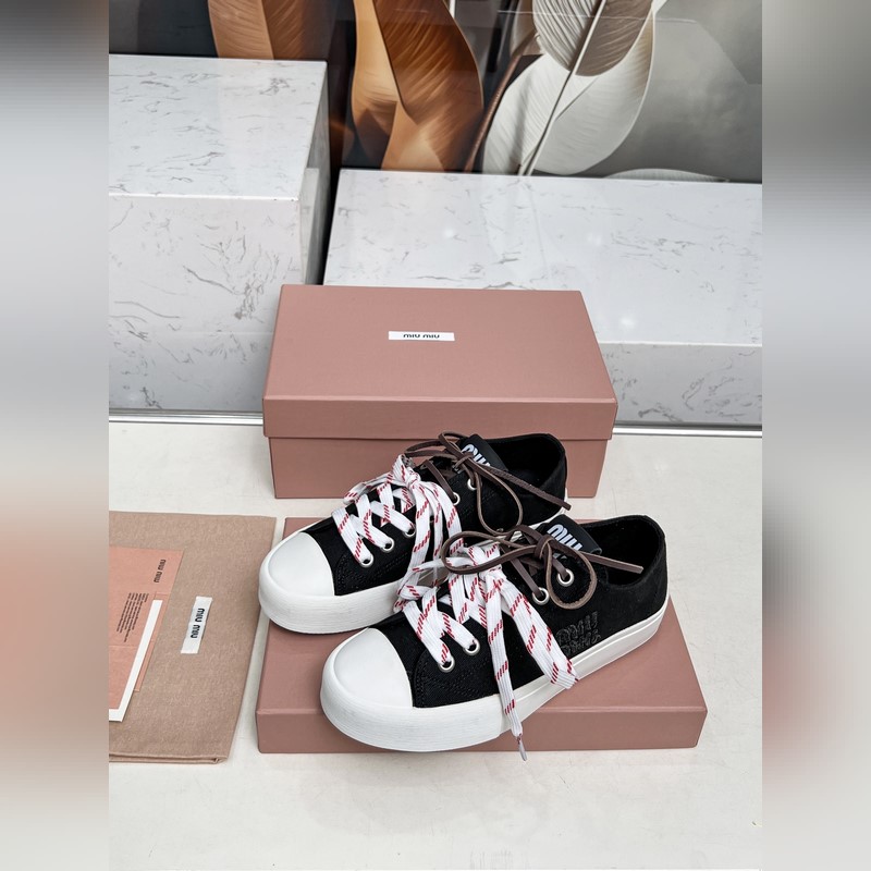 miumiu25年最新走秀款，經典升級 舒適度與時髦度并存 經典黑白款百搭 軟底
