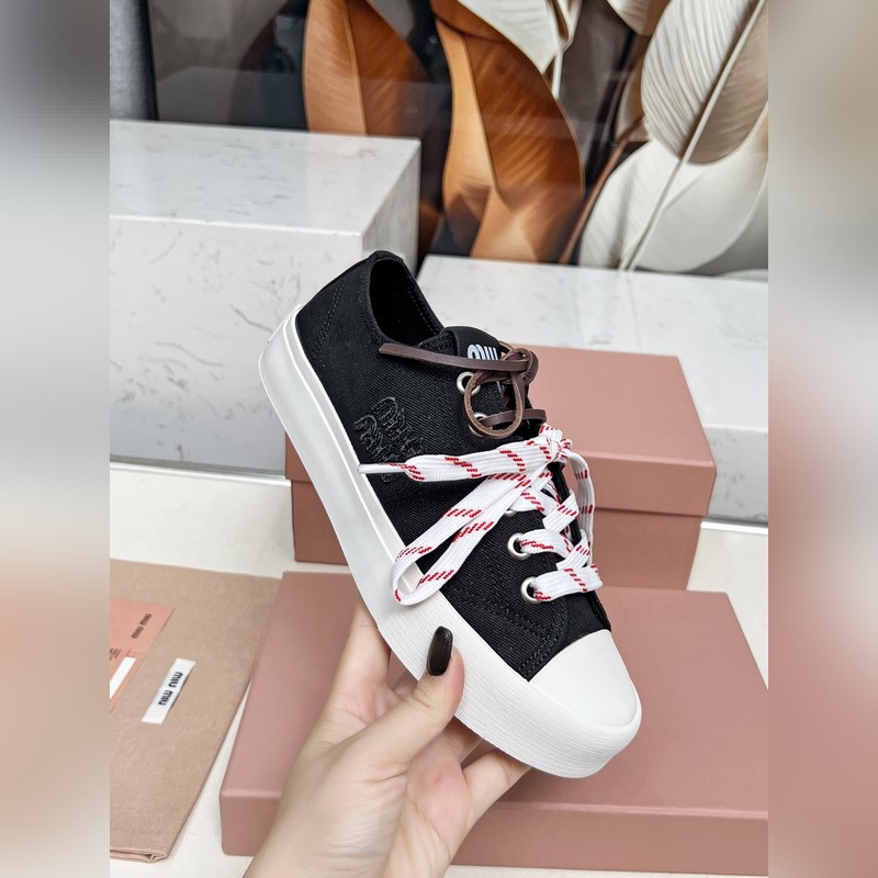 miumiu25年最新走秀款，經典升級 舒適度與時髦度并存 經典黑白款百搭 軟底