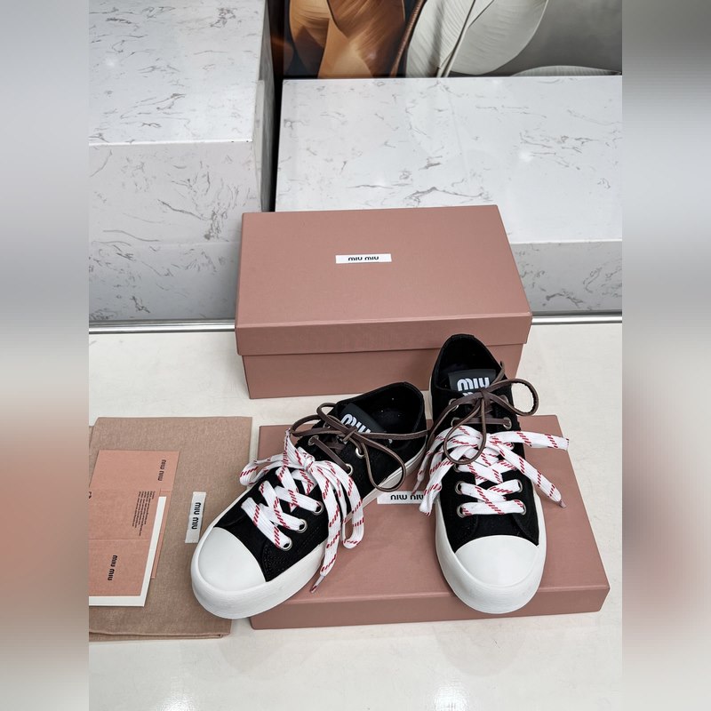 miumiu25年最新走秀款，經典升級 舒適度與時髦度并存 經典黑白款百搭 軟底