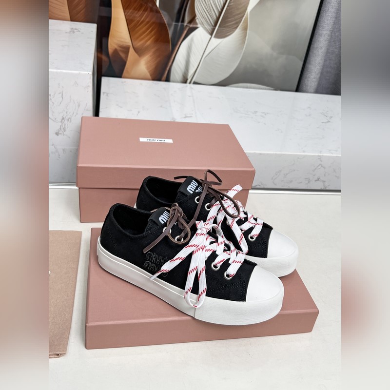 miumiu25年最新走秀款，經典升級 舒適度與時髦度并存 經典黑白款百搭 軟底