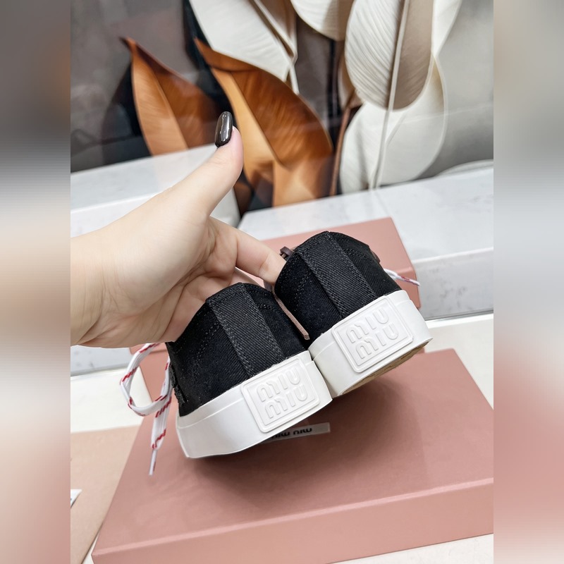 miumiu25年最新走秀款，經典升級 舒適度與時髦度并存 經典黑白款百搭 軟底