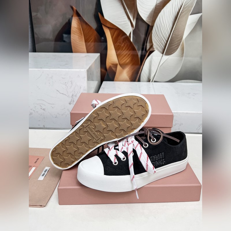 miumiu25年最新走秀款，經典升級 舒適度與時髦度并存 經典黑白款百搭 軟底