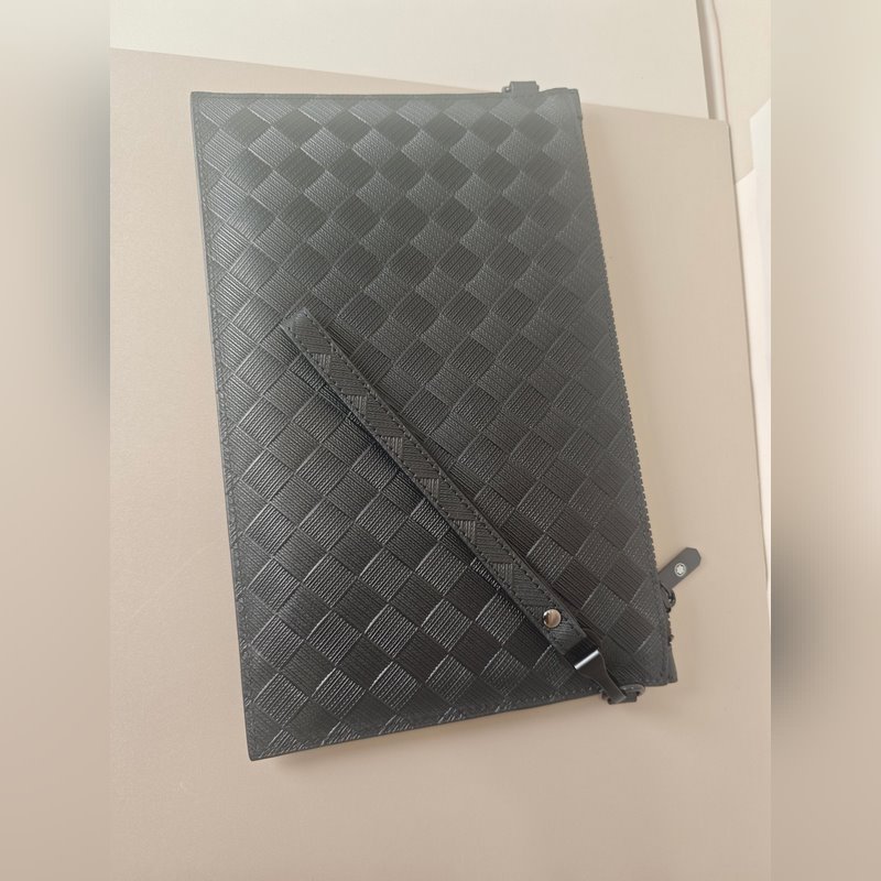 2026頂級專櫃老鼠高端狠貨2026最新火爆款萬寶龍手拿包大量出貨啦，叫囂專櫃貨