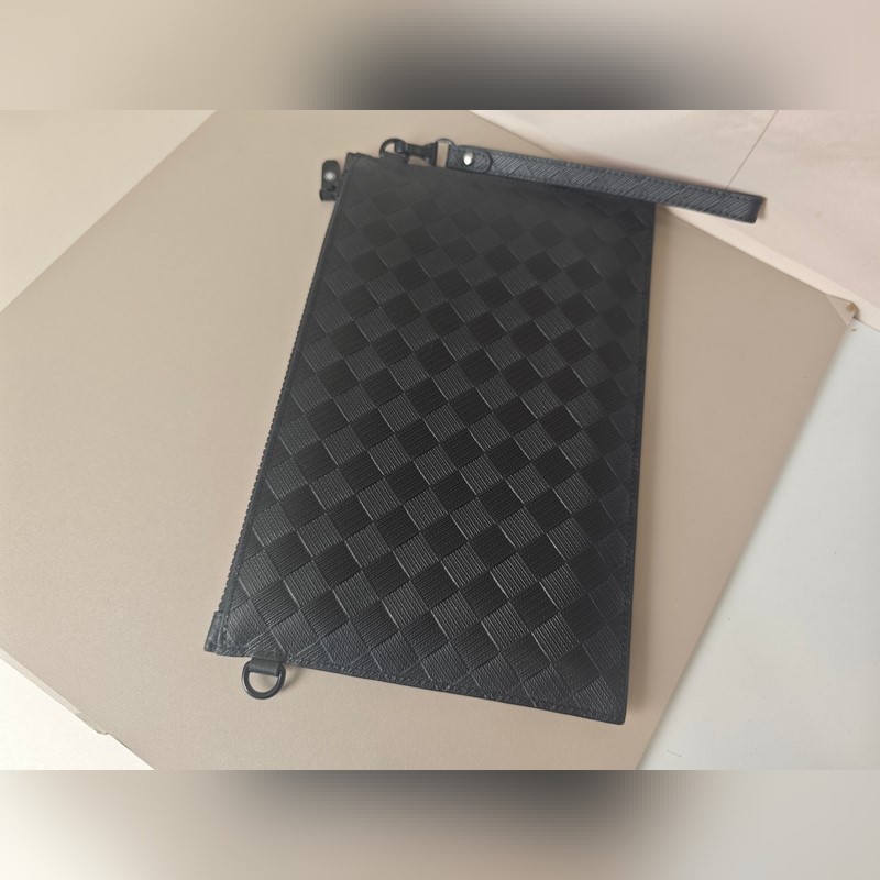 2026頂級專櫃老鼠高端狠貨2026最新火爆款萬寶龍手拿包大量出貨啦，叫囂專櫃貨