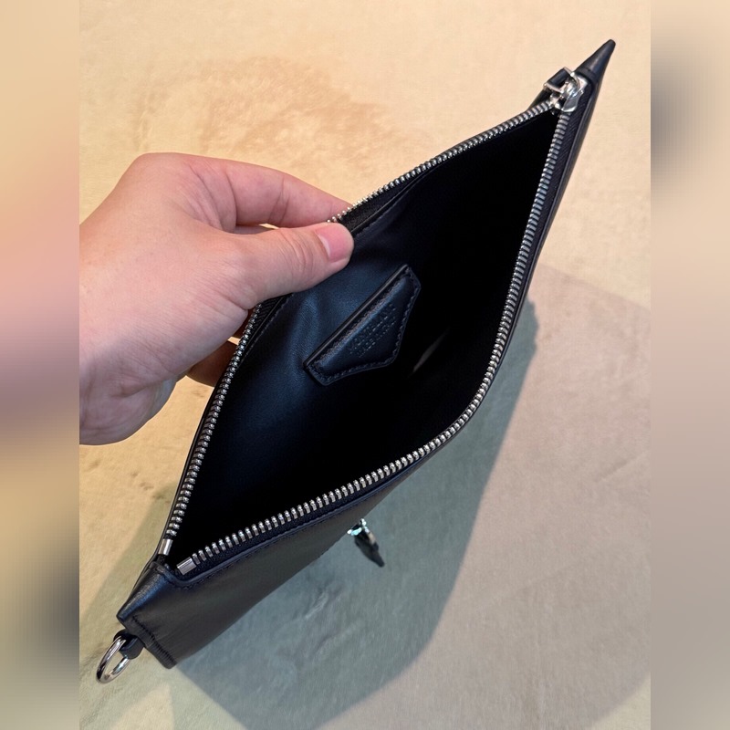 [東莞廠特級]萬寶龍大班軟皮系列牛皮男士超薄版手拿包，經典黑色，這款 軟皮系列手