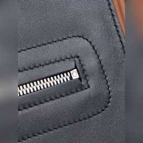 萬寶龍大班軟皮系列牛皮男士手拿包，經(jīng)典黑色，型號：130047 完美細(xì)節(jié) 實(shí)打?qū)?>
							</figure>
                            <p class=