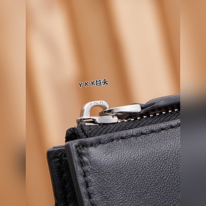 萬(wàn)寶龍大班軟皮系列牛皮男士手拿包，經(jīng)典黑色，型號(hào)：130047 完美細(xì)節(jié) 實(shí)打?qū)?>
						</a>
						</div>
                    <div   id=