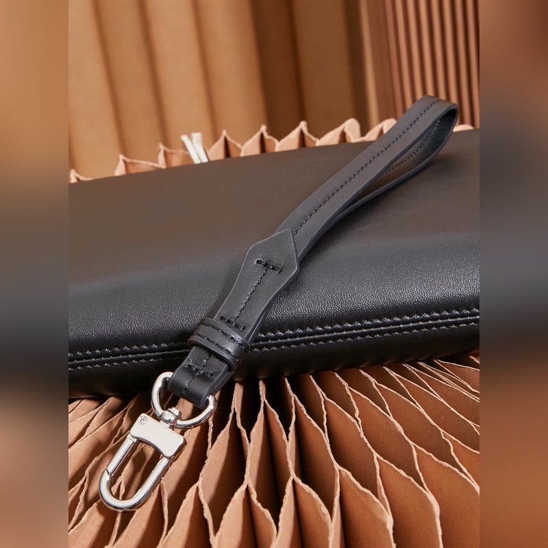 萬(wàn)寶龍大班軟皮系列牛皮男士手拿包，經(jīng)典黑色，型號(hào)：130047 完美細(xì)節(jié) 實(shí)打?qū)?>
						</a>
						</div>
                    <div   id=