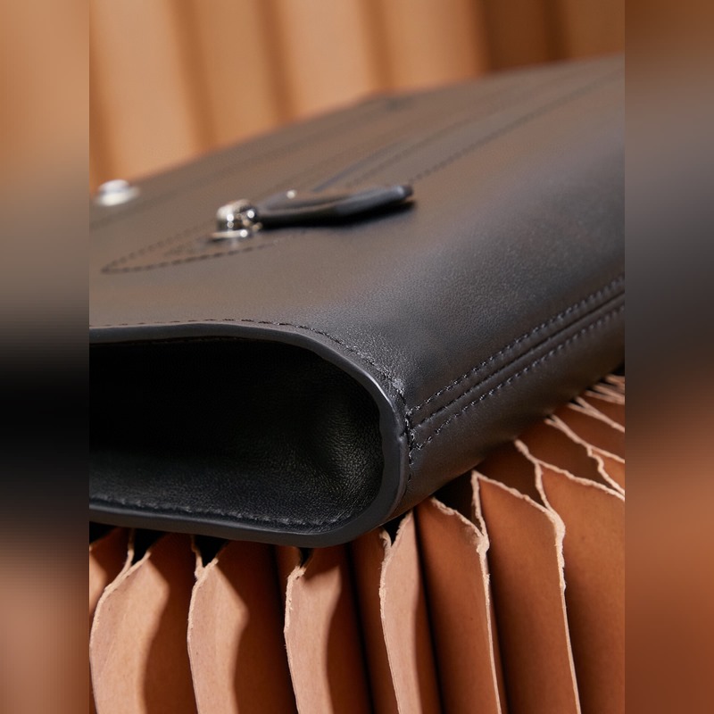 萬(wàn)寶龍大班軟皮系列牛皮男士手拿包，經(jīng)典黑色，型號(hào)：130047 完美細(xì)節(jié) 實(shí)打?qū)?>
						</a>
						</div>
	
                	</div>
				</div>
				<div   class=