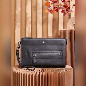 萬寶龍大班軟皮系列牛皮男士手拿包，經(jīng)典黑色，這款 軟皮系列手拿包以柔軟皮革制作，