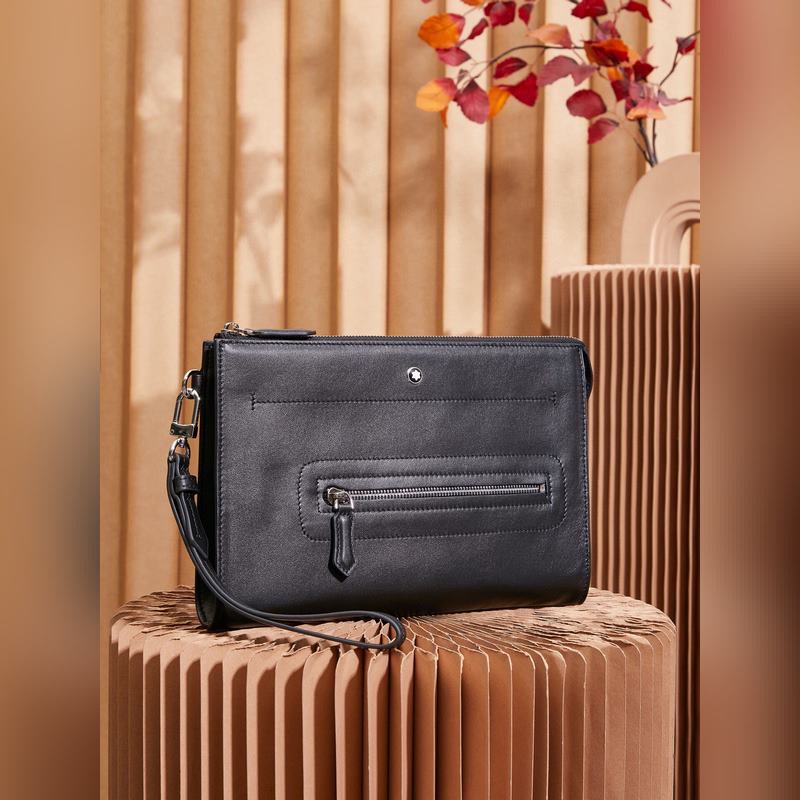 萬寶龍大班軟皮系列牛皮男士手拿包，經典黑色，這款 軟皮系列手拿包以柔軟皮革制作，