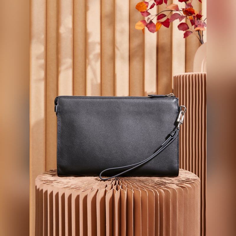 萬寶龍大班軟皮系列牛皮男士手拿包，經典黑色，這款 軟皮系列手拿包以柔軟皮革制作，