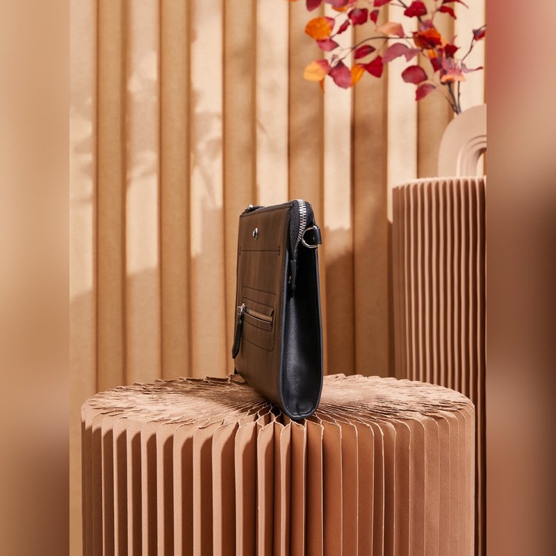 萬寶龍大班軟皮系列牛皮男士手拿包，經典黑色，這款 軟皮系列手拿包以柔軟皮革制作，