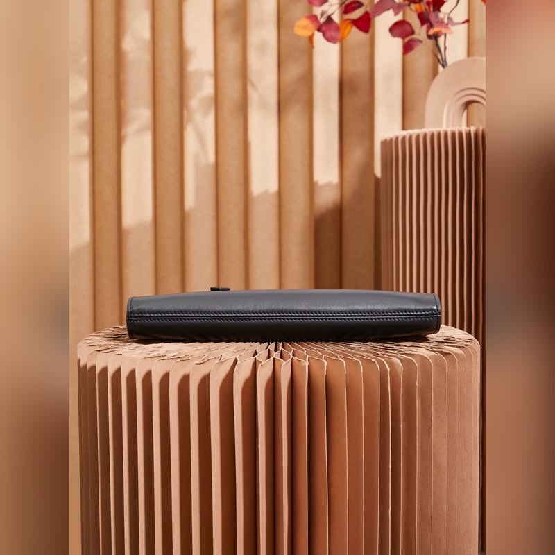 萬寶龍大班軟皮系列牛皮男士手拿包，經典黑色，這款 軟皮系列手拿包以柔軟皮革制作，