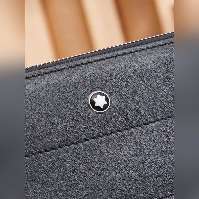 萬寶龍大班軟皮系列牛皮男士手拿包，經典黑色，這款 軟皮系列手拿包以柔軟皮革制作，