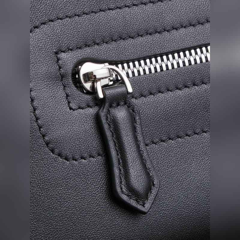 萬寶龍大班軟皮系列牛皮男士手拿包，經典黑色，這款 軟皮系列手拿包以柔軟皮革制作，