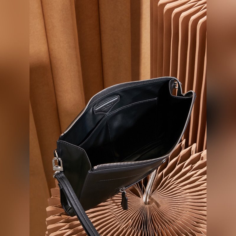 萬寶龍大班軟皮系列牛皮男士手拿包，經典黑色，這款 軟皮系列手拿包以柔軟皮革制作，