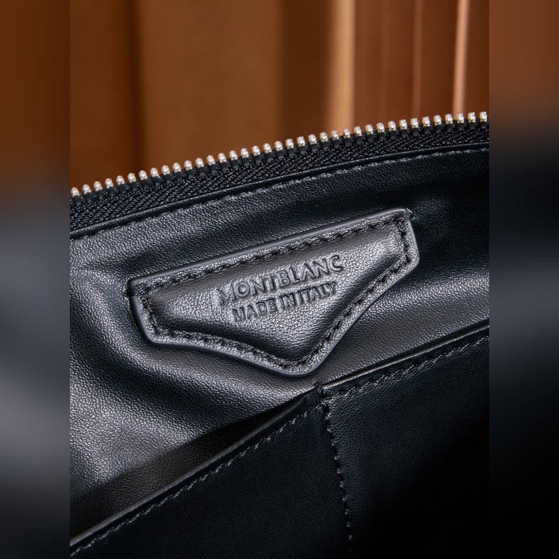 萬寶龍大班軟皮系列牛皮男士手拿包，經典黑色，這款 軟皮系列手拿包以柔軟皮革制作，