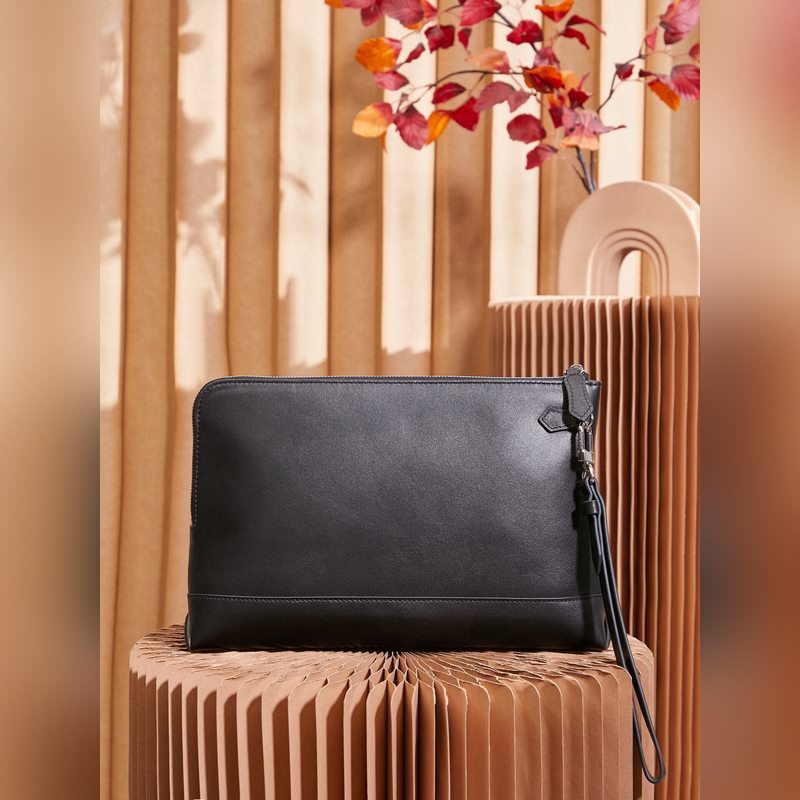 萬(wàn)寶龍MONTBLANC、大班軟皮系列手拿包經(jīng)典黑、這款 軟皮系列手拿包以柔軟皮