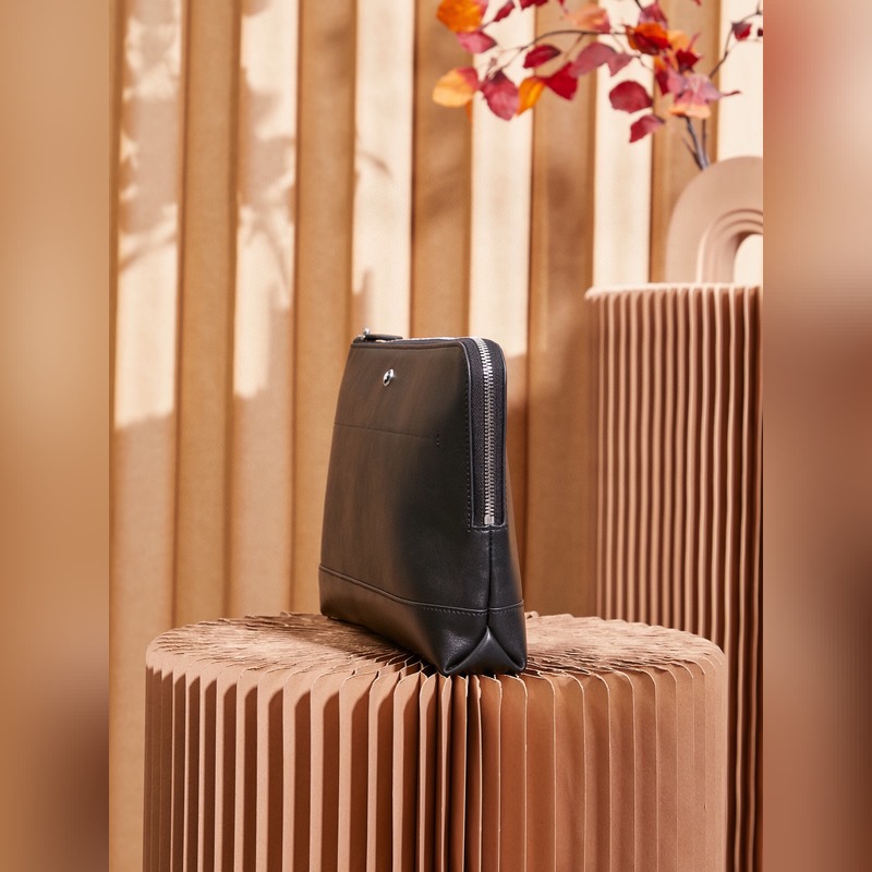 萬(wàn)寶龍MONTBLANC、大班軟皮系列手拿包經(jīng)典黑、這款 軟皮系列手拿包以柔軟皮