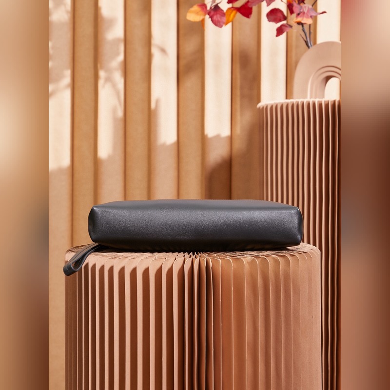 萬(wàn)寶龍MONTBLANC、大班軟皮系列手拿包經(jīng)典黑、這款 軟皮系列手拿包以柔軟皮