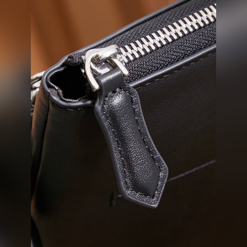 萬(wàn)寶龍MONTBLANC、大班軟皮系列手拿包經(jīng)典黑、這款 軟皮系列手拿包以柔軟皮