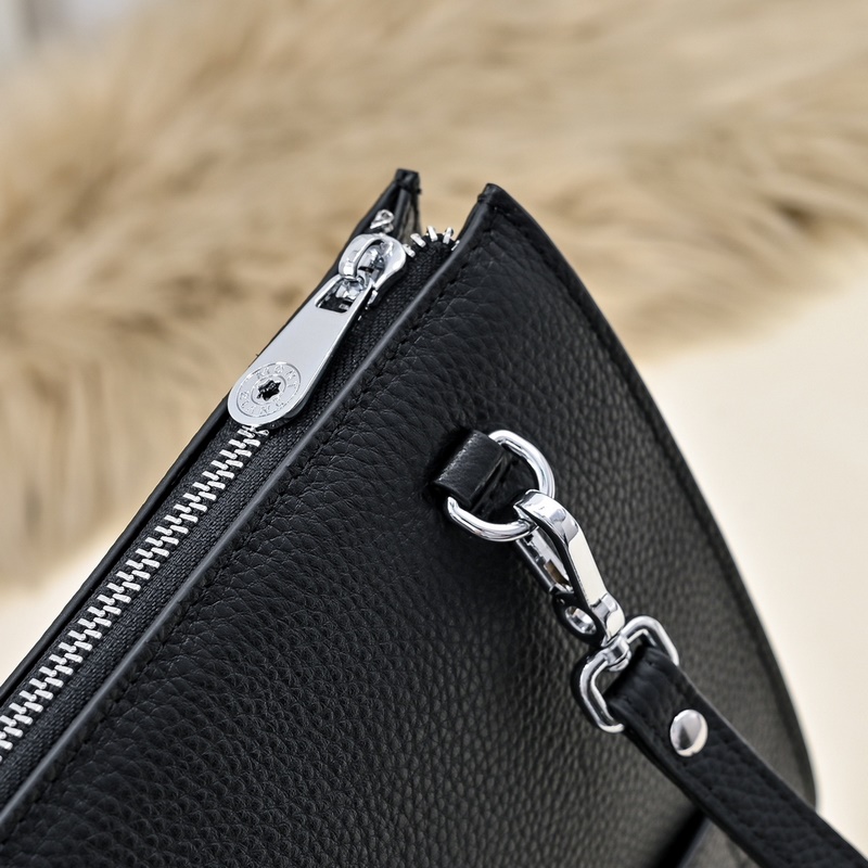 MONT BLANC 萬寶龍-最新款男士手包 采用頭層牛皮 皮質柔軟 手感超贊