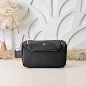 MONT BLANC 萬寶龍-最新款男士手包 采用頭層牛皮 皮質(zhì)柔軟 手感超贊