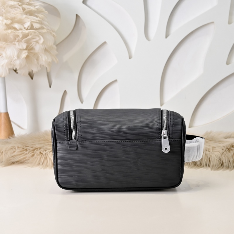 MONT BLANC 萬寶龍-最新款男士手包 采用頭層牛皮 皮質(zhì)柔軟 手感超贊