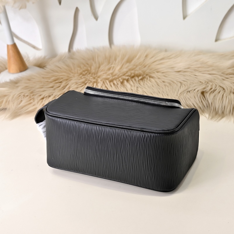 MONT BLANC 萬寶龍-最新款男士手包 采用頭層牛皮 皮質(zhì)柔軟 手感超贊