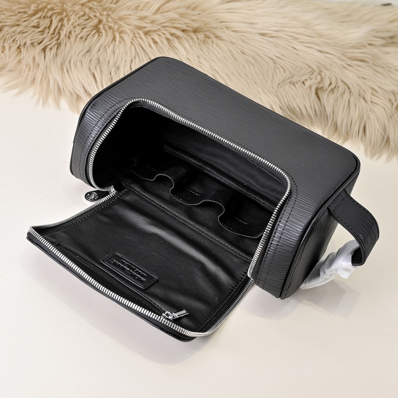 MONT BLANC 萬寶龍-最新款男士手包 采用頭層牛皮 皮質(zhì)柔軟 手感超贊