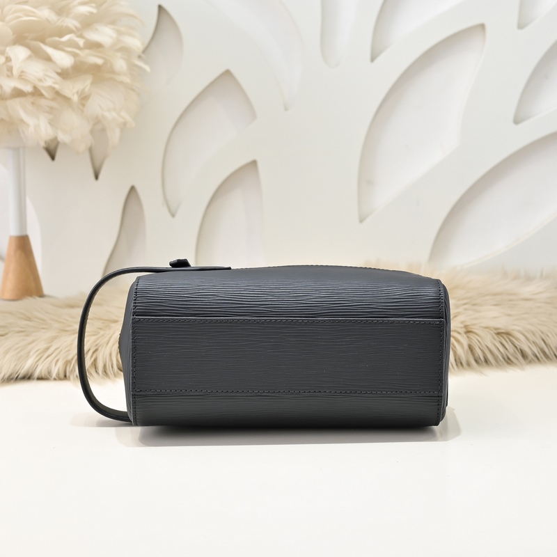 MONT BLANC 萬寶龍-最新款男士手包 采用頭層牛皮 皮質柔軟 手感超贊