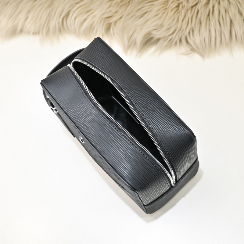 MONT BLANC 萬寶龍-最新款男士手包 采用頭層牛皮 皮質柔軟 手感超贊