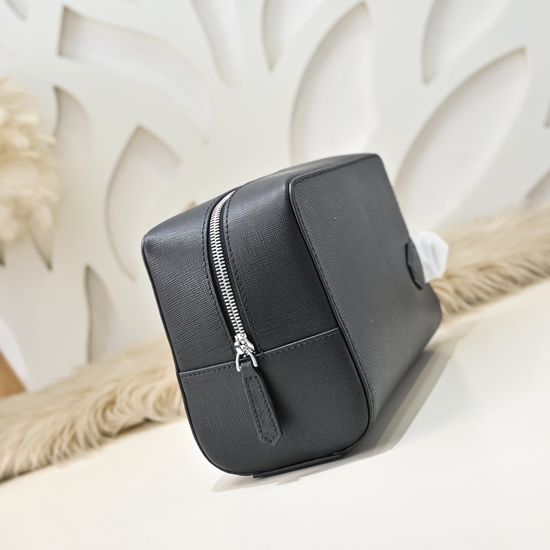 MONT BLANC 萬寶龍-最新款男士手包 采用頭層牛皮 皮質柔軟 手感超贊