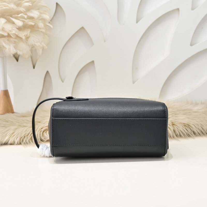 MONT BLANC 萬寶龍-最新款男士手包 采用頭層牛皮 皮質柔軟 手感超贊