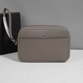 萬寶龍爆款來襲，精緻手包 選用由再生聚酯纖維和棉質(zhì)紗線制成的面料打造，裝飾專屬標(biāo)