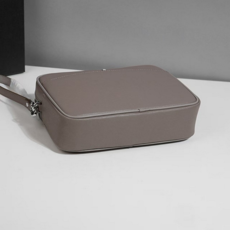 萬寶龍爆款來襲，精緻手包 選用由再生聚酯纖維和棉質紗線制成的面料打造，裝飾專屬標