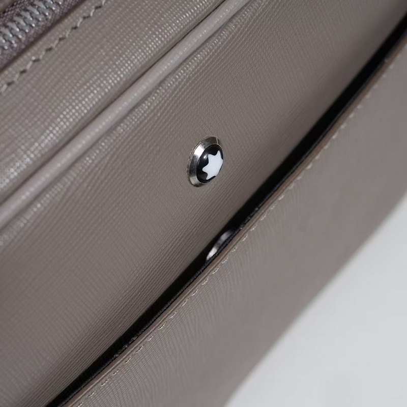 萬寶龍爆款來襲，精緻手包 選用由再生聚酯纖維和棉質紗線制成的面料打造，裝飾專屬標