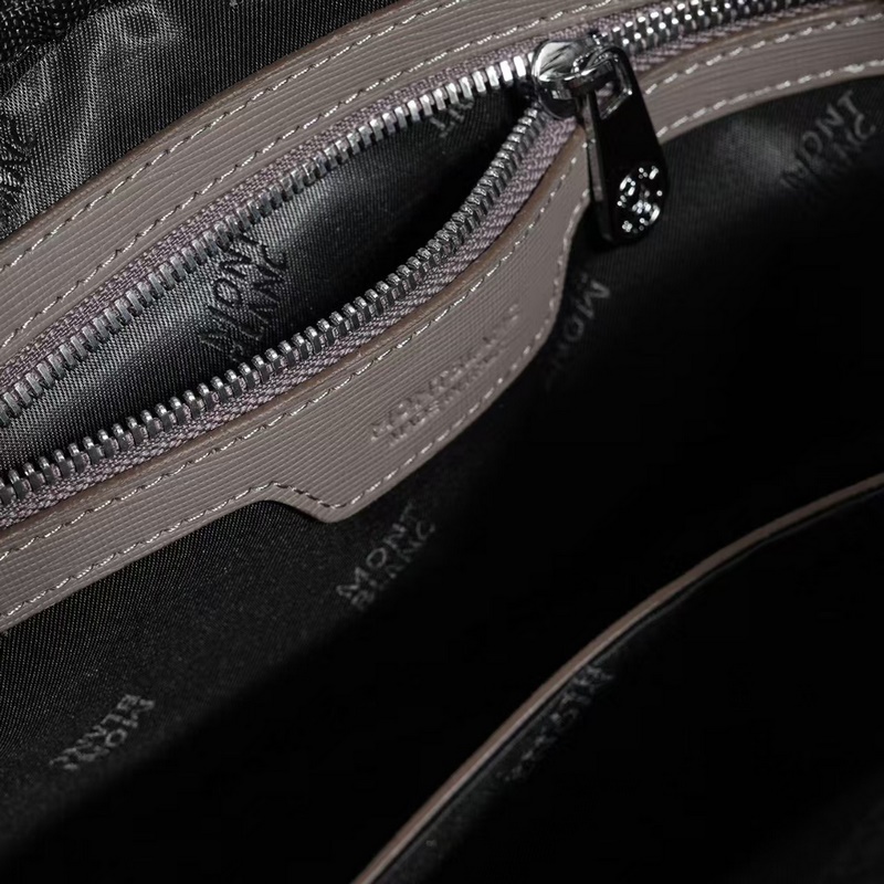 萬寶龍爆款來襲，精緻手包 選用由再生聚酯纖維和棉質紗線制成的面料打造，裝飾專屬標