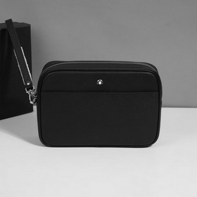 萬寶龍爆款來襲，精緻手包 選用由再生聚酯纖維和棉質(zhì)紗線制成的面料打造，裝飾專屬標(biāo)