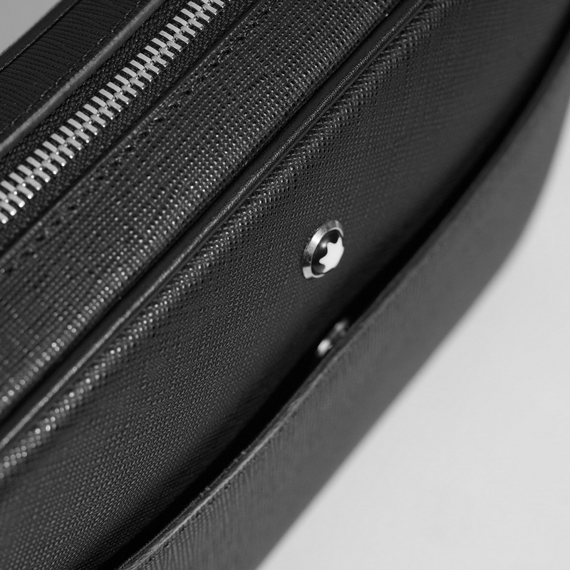 萬寶龍爆款來襲，精緻手包 選用由再生聚酯纖維和棉質(zhì)紗線制成的面料打造，裝飾專屬標(biāo)